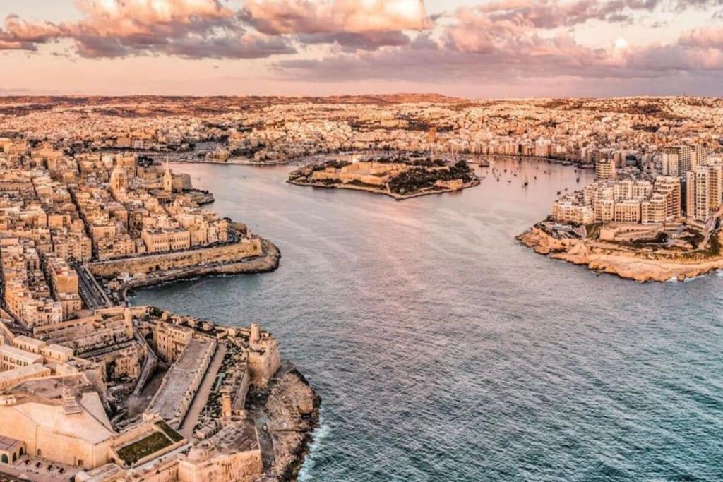 Sea View Penthouse In Tas-Sliema Appartamento Esterno foto